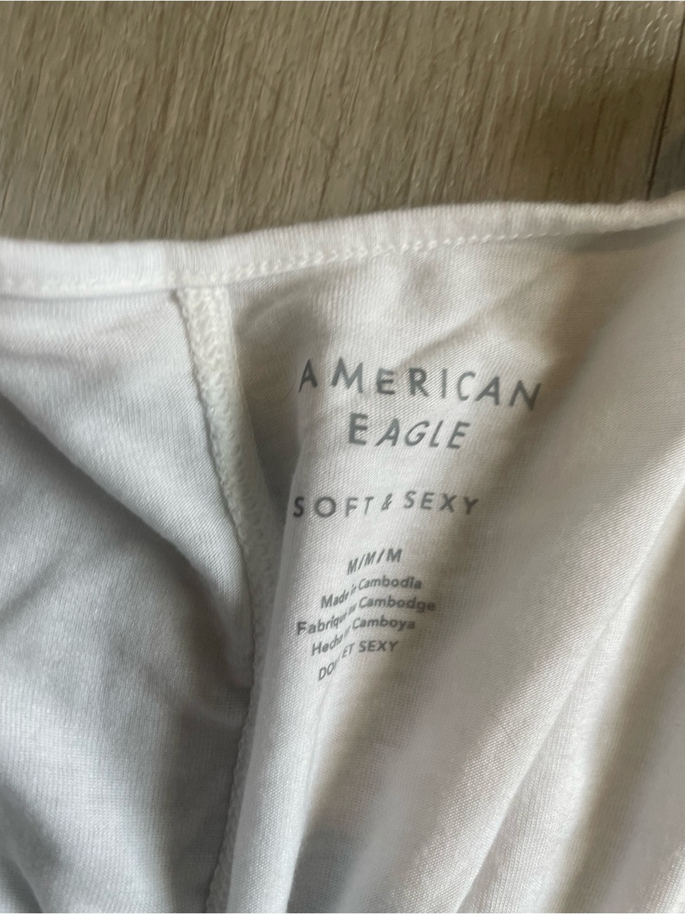 American Eagle Outfitters White V-Neck Short Sleeve Tee - Picture 2 of 2